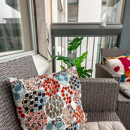 Bright & Comfy 79m2 2br With Sauna And Balcony هلسنكي